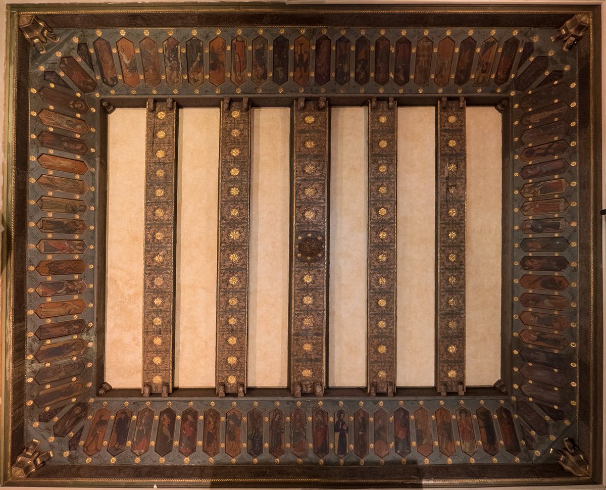 EUI_Schuman's tweet photo. #DidEUIknow that there is a rare wooden 14th-century ceiling in Sala Triara? ๐
This Spanish ceiling is a perfect example of the โmudรฉjarโ technique, which combines Islamic art in a Christian environment and has been declared World Heritage by UNESCO. ๐งโ๐จ https://t.co/wmG3W19T18