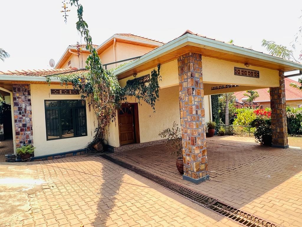 HouseInRwanda's tweet photo. 🚨Kigali Nice house for rent in Kagarama 🚨
- 💵 Price: 1,500 USD /month
- 🛌 Bedrooms:4
- 🛀 Bathrooms: 3
- 🧑🍳 Furnished: Yes
USE THIS LINK👉https://t.co/3vlbyTBCoz for more details
Contact name🤵: Bizumuremyi Jean De Dieu
#realestate #hhouse #rent https://t.co/iRy4wH5OH7