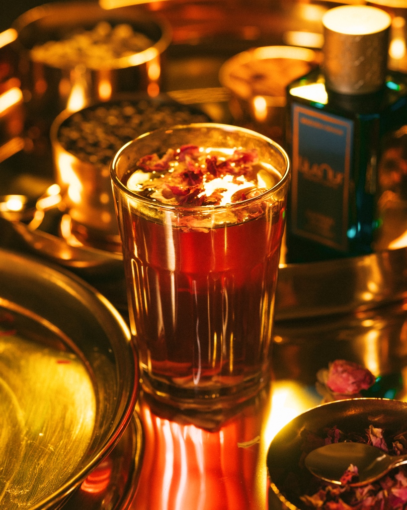 Zafran Boisé is inspired by the Kahwah tea ritual of Kashmir. Celebrated for its warming effect and rich flavour, this smokey infusion of green tea leaves, medley of aromatic spices, fragrant flower petals and honey.
#ZafranBoise #LilaNurParfums