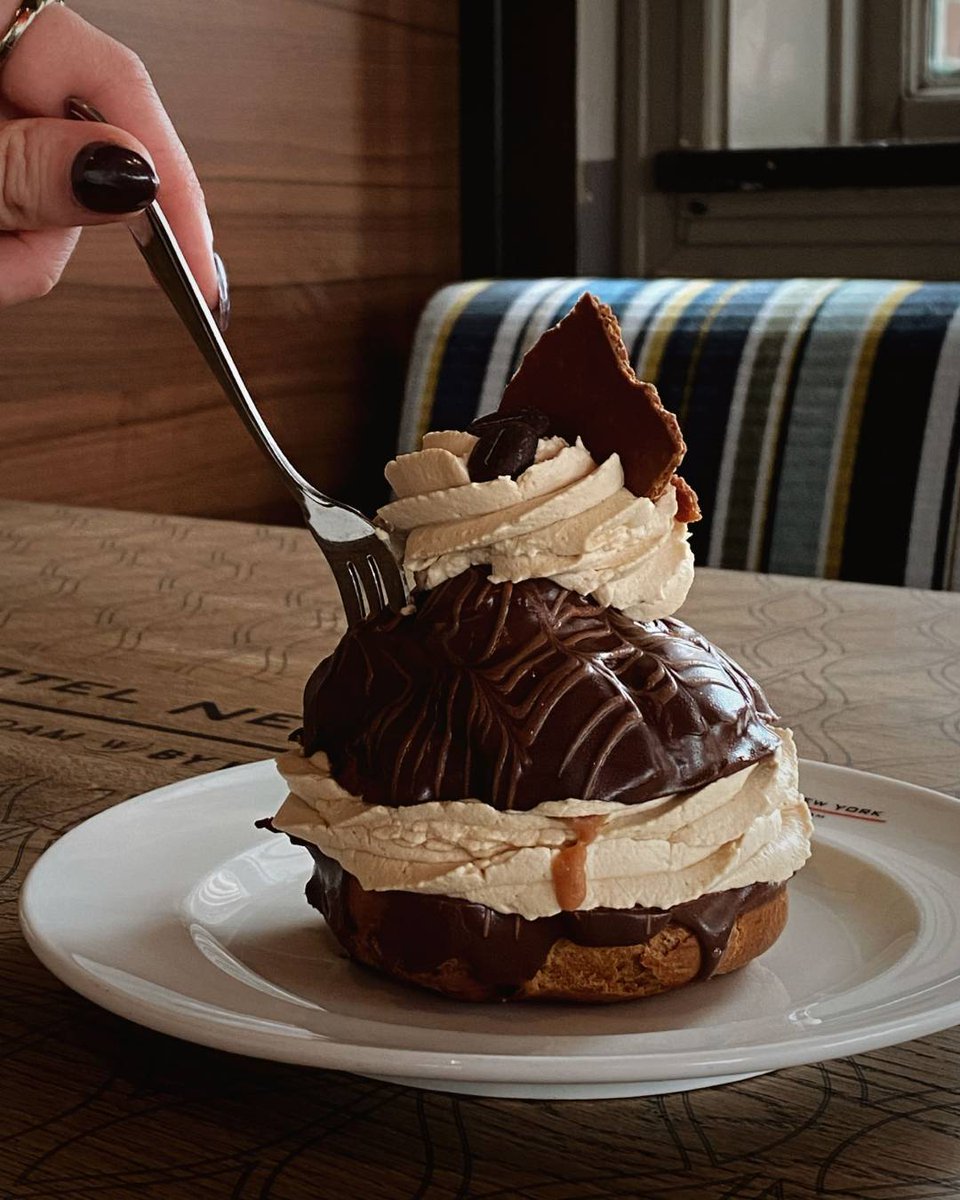 Maak kennis met onze nieuwe taart van de maand oktober: De Koffie Roomsoes! Rijkelijk gevuld met koffie room, een vleugje karamel, krokante praline en natuurlijk heel veel liefde! De soes is omringd met pure- en melkchocolade! Wanneer kom jij langs om hem te proeven?

#rotterdam