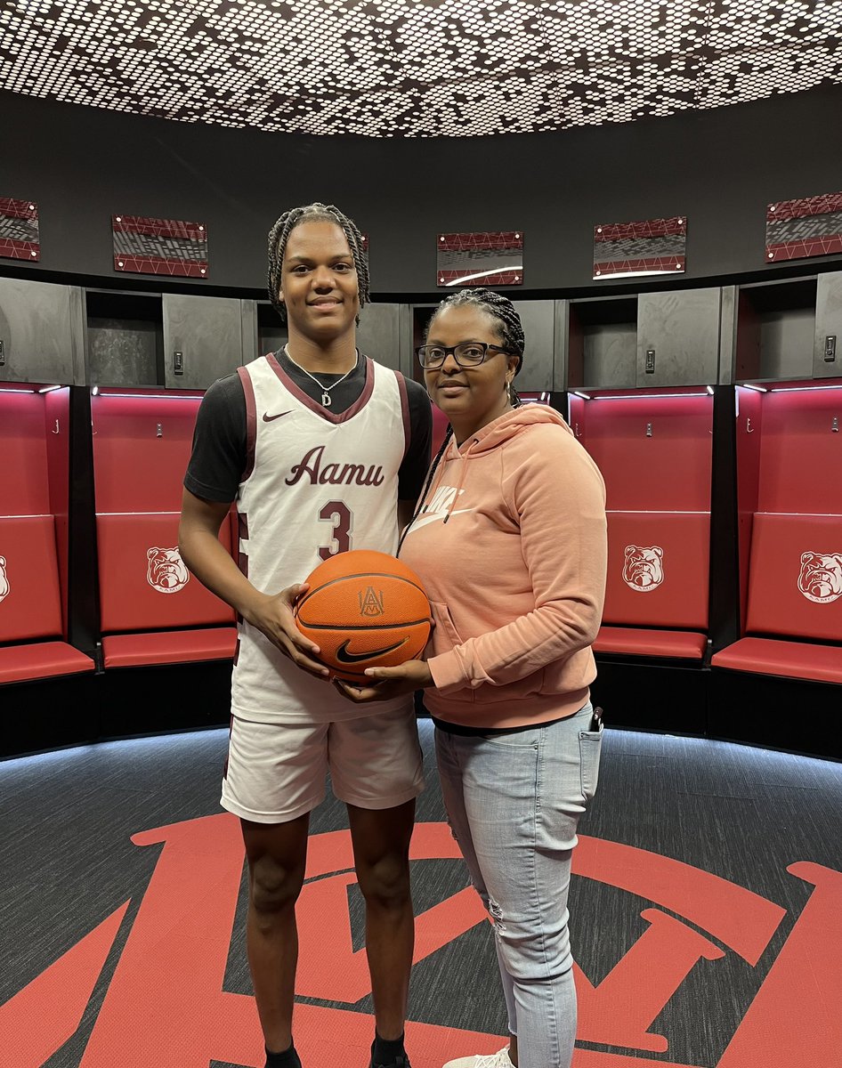 Desmond_2025's tweet photo. I had a great time this weekend at Alabama A&amp;M homecoming week @Bulldogs_Hoops @coachcalic @RodBjr #HBCU #notcommitted https://t.co/MM1FEydHMW