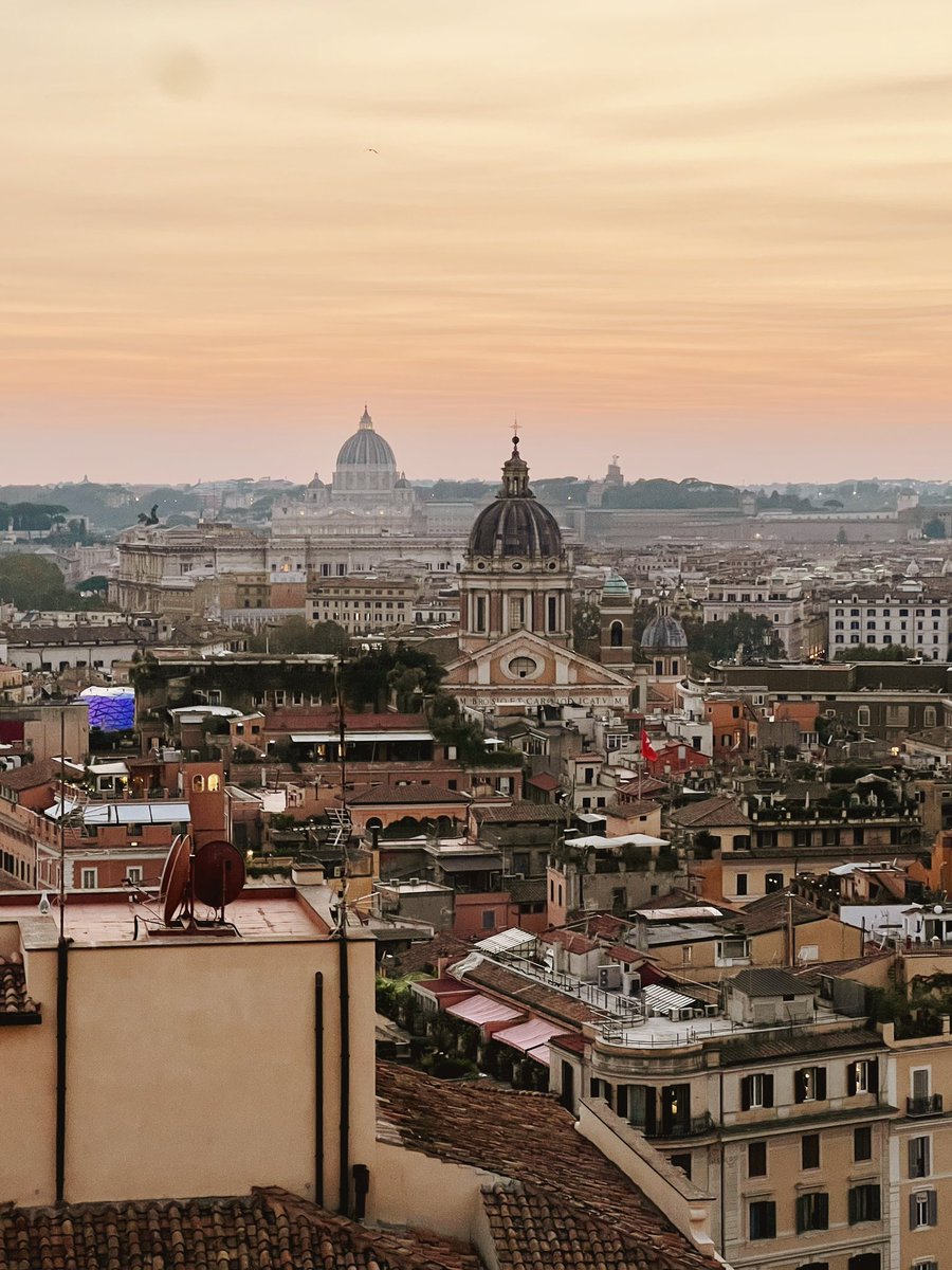 MilestoneRome's tweet photo. Sunsets in Rome are dyed with the colors of the world’s dreams blinking in the eyes of the travelers who stare at it with the hearts full of love of life. #Rome #meetRome #RomeisUs #MilestoneRome https://t.co/rKxMvU4Ctj