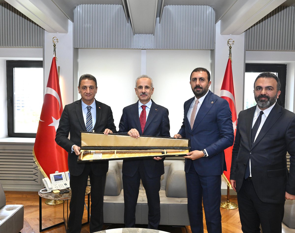 T_Bedirhanoglu's tweet photo. #Bitlis’imizde ulaşım yatırımlarını değerlendirmek üzere Bitlis Valimiz ve İl Başkanımız ile beraber Ulaştırma ve Altyapı Bakanımız Sn. @a_uraloglu ‘nu ziyaret ettik.

Bakanımıza ilimize destekleri için teşekkür ediyorum.

#SevdamBitlis https://t.co/8JWCwhXeRS