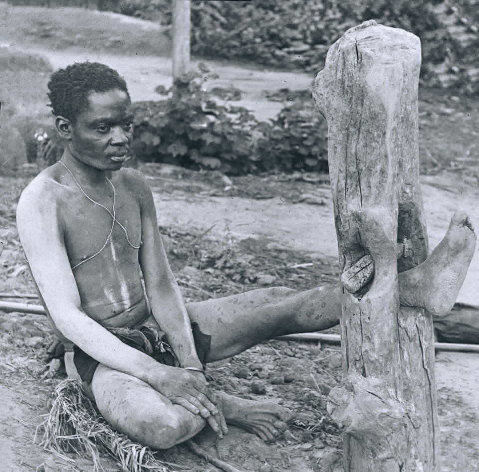 CharlestonWhi15's tweet image. Never Forget! I want each and every one of you to look at the despair in this man's face. The fact that nobody or nothing can save him from such treatment is written all over him. Then put yourself mentally in his position.