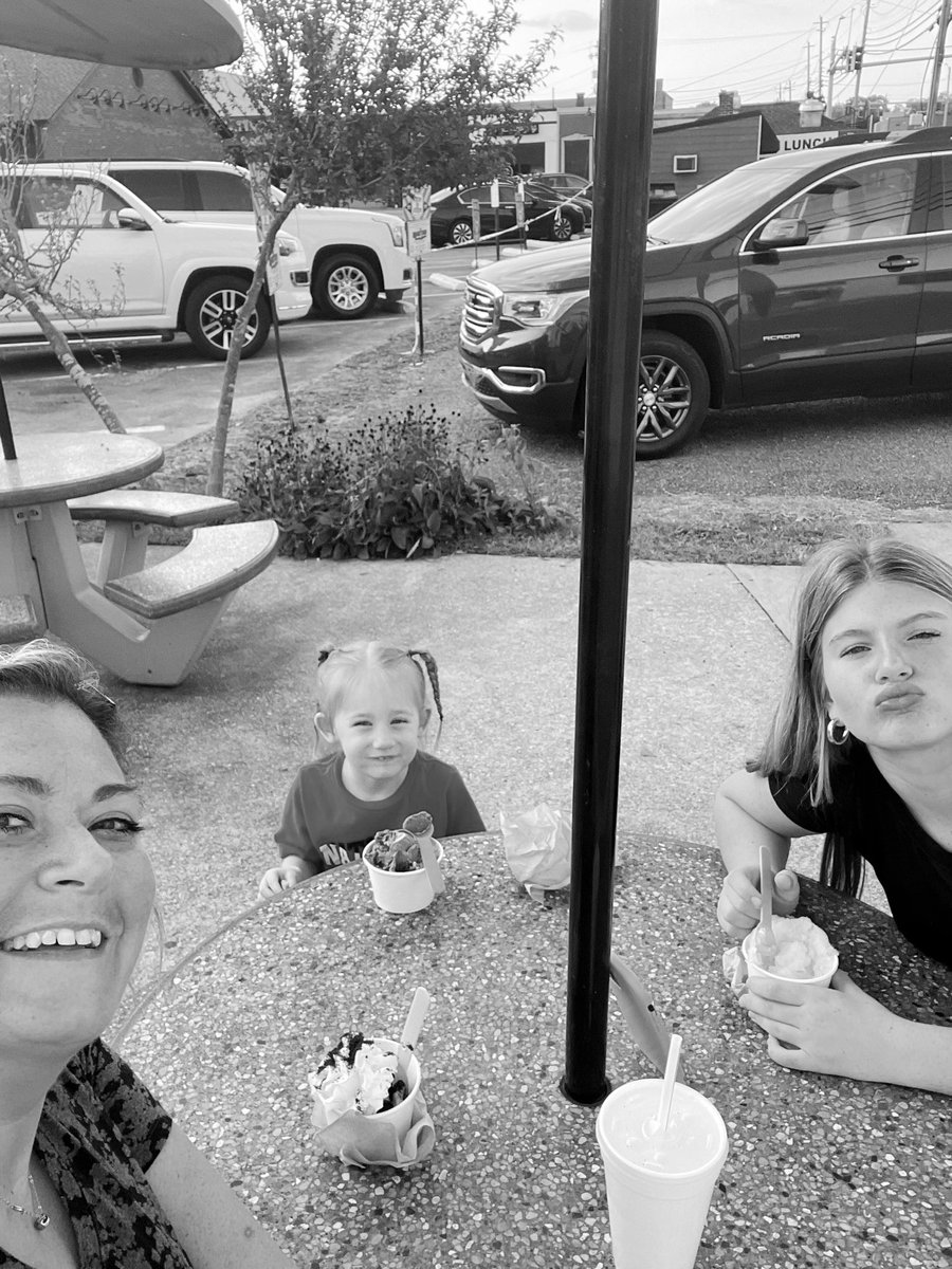 bsirius87's tweet image. Happiness is the twinkle in a child’s eye. Hope tastes like ice-cream. Monday is a granola bar. Time is an illusion and minutes are the food of fallacy. Watch what you eat. #MondayHustle #Timeless #therealproblem