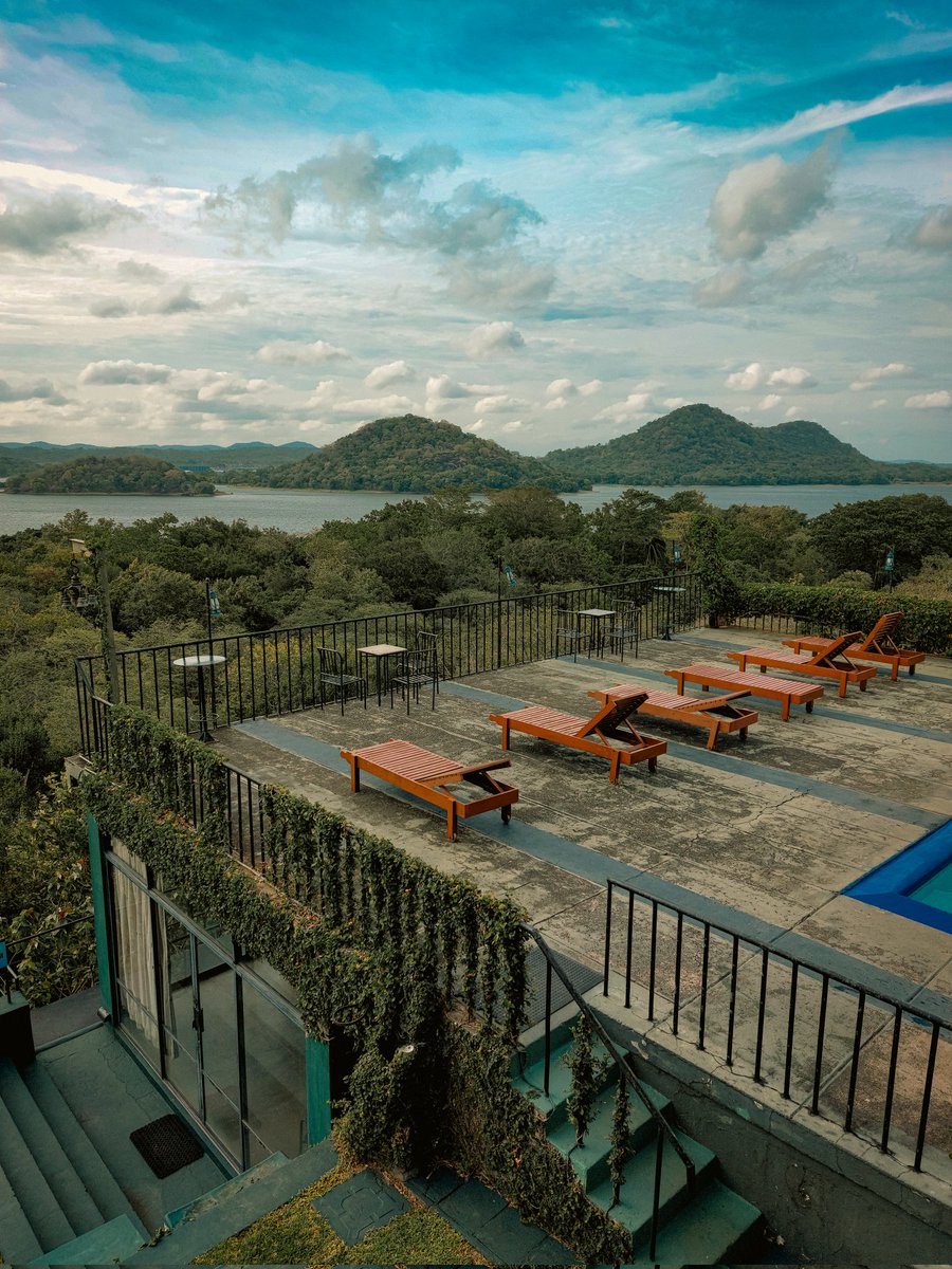 PhotophobicM's tweet photo. Sri Lanka 🇱🇰 ♥️ ⛰️✨️

#NaturePhotograhpy #sky #views 
#paradise #island https://t.co/lvjb2JhMnn
