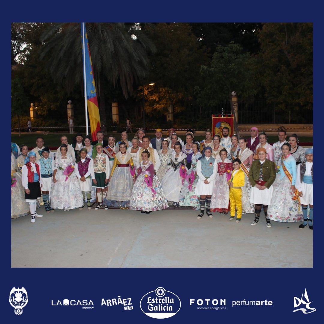 duquedegaeta's tweet photo. Homenaje a la Real Senyera de la Agrupación Camins al Grau💙💛❤️
#Falles24 #FalladelDUC https://t.co/LDcujhotjx