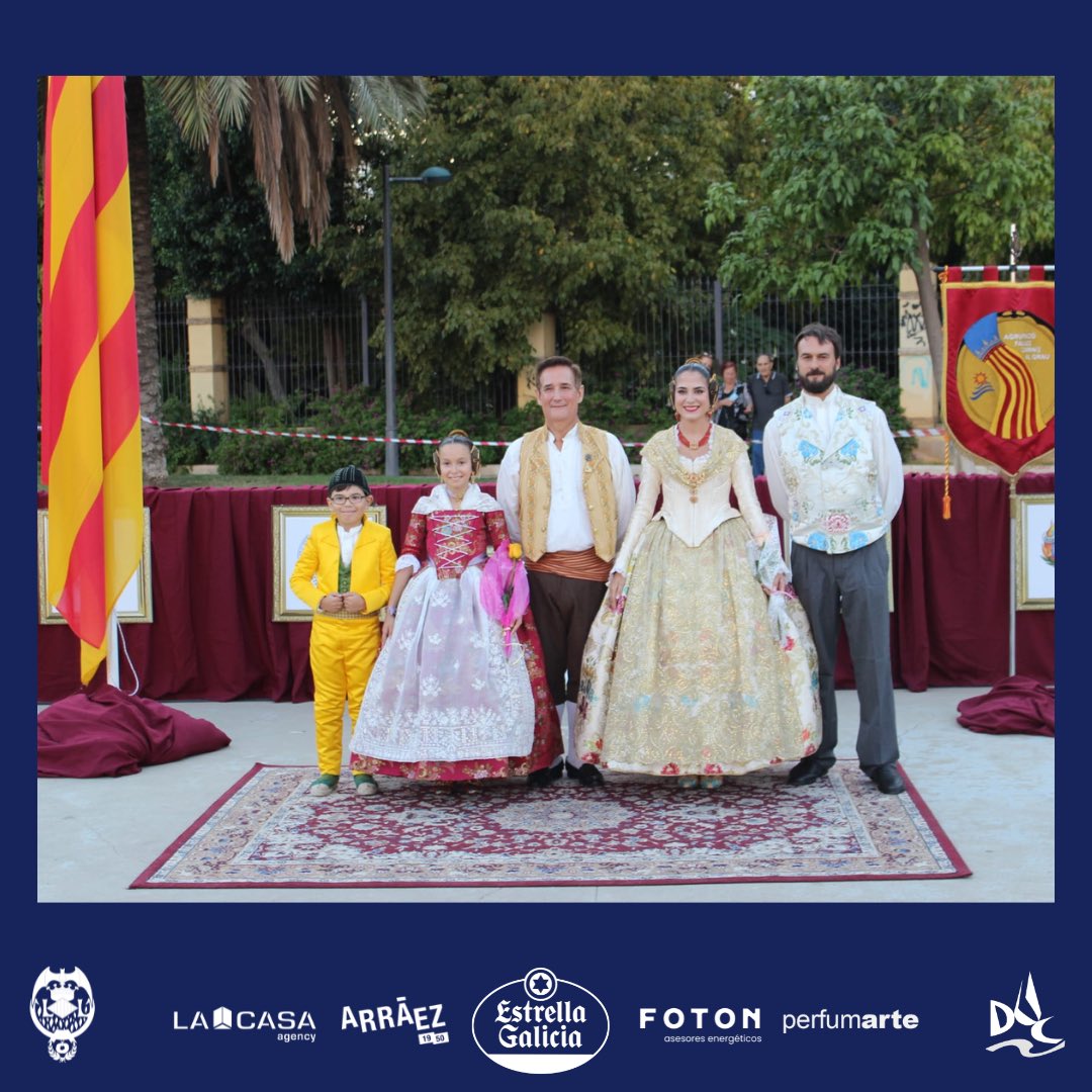 duquedegaeta's tweet photo. Homenaje a la Real Senyera de la Agrupación Camins al Grau💙💛❤️
#Falles24 #FalladelDUC https://t.co/LDcujhotjx