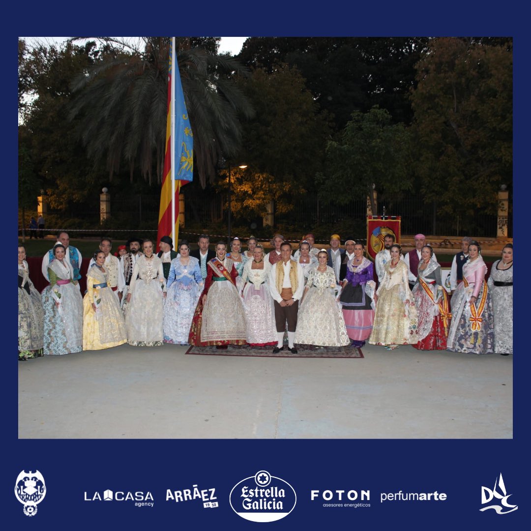 duquedegaeta's tweet photo. Homenaje a la Real Senyera de la Agrupación Camins al Grau💙💛❤️
#Falles24 #FalladelDUC https://t.co/LDcujhotjx