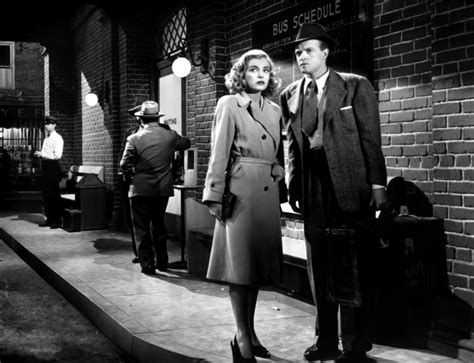 Film noir jusqu'aux entrailles, #lempriseducrime ausculte les effets du lent poison de la cupidité & du crime sur #KirkDouglas (formidable dans son 1er rôle) & la vénéneuse #BarbaraStanwyck. Complexe, névrotique, obscur, tragique. #VanHeflin, #LizabethScott. Réal #LewisMilestone.