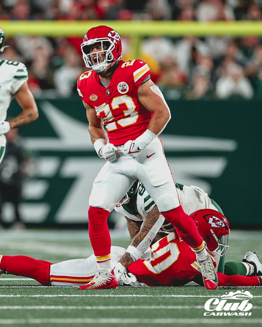 Chiefs's tweet photo. Nothing like that #VictoryMonday feelin' 😁 https://t.co/qrKpDCMI0p