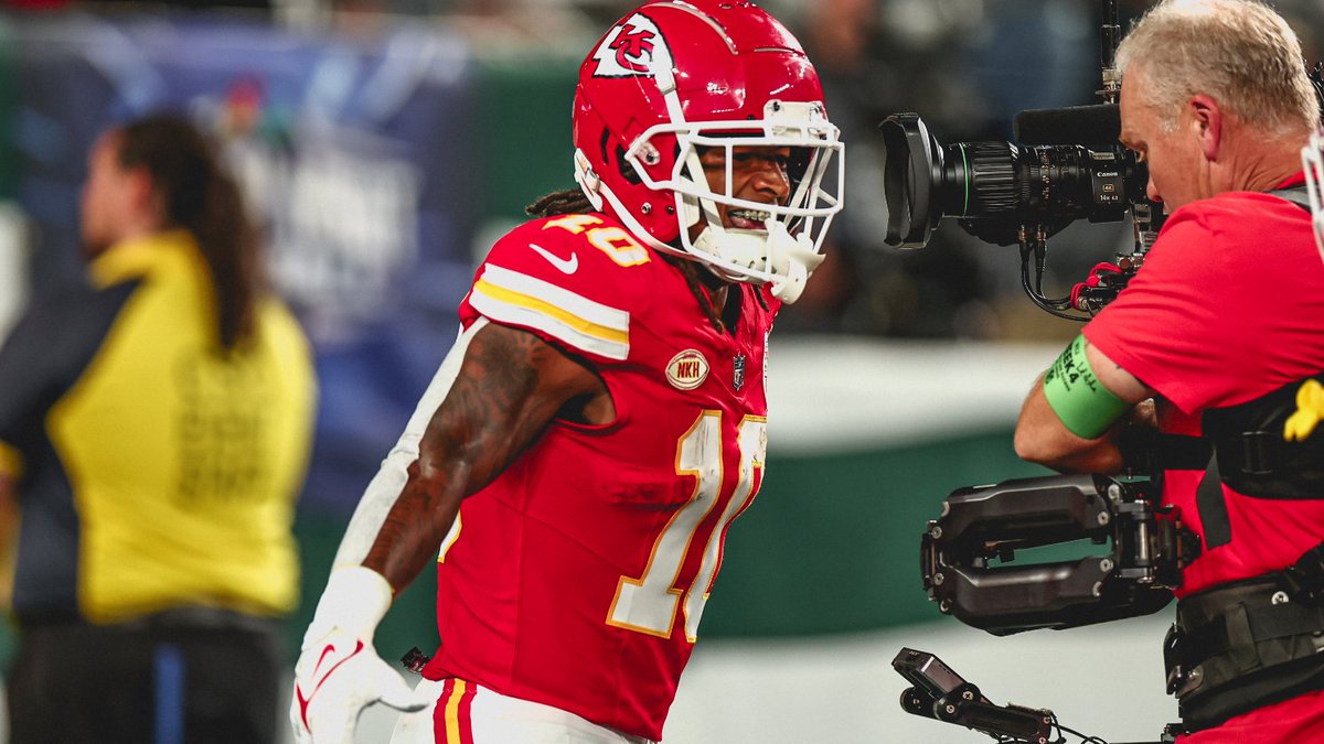 Chiefs's tweet photo. Nothing like that #VictoryMonday feelin' 😁 https://t.co/qrKpDCMI0p