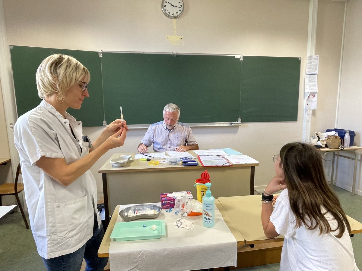 AGuibelin's tweet photo. Première journée de campagne de vaccination 💉HPV au collège Carnot de @dijon. 
Auj. C’est une 20aine d’élèves de 5ème (garçons et filles) qui répondent présent.  Tous engagés pr prévenir ! https://t.co/i342D34lFN
