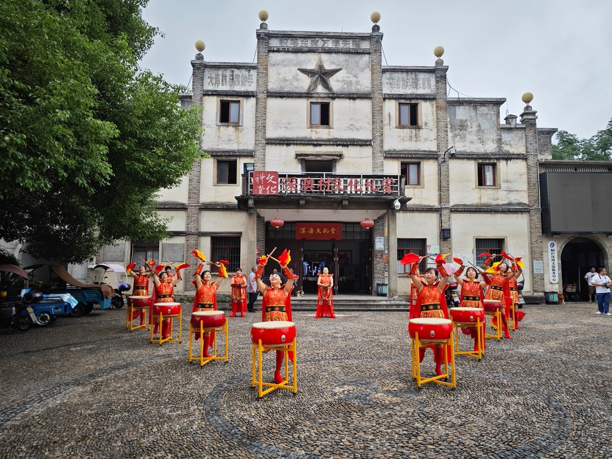 izhejiang's tweet image. #Tonglu county in #Zhejiang is rich in intangible heritage. 10 expats from 9 countries including the US, the UK, Russia and Venezuela toured Shen'ao village in Tonglu on Sept 30, experiencing captivating cultures including Tonglu Paper-cutting and Shaoxing #Opera! 🤩