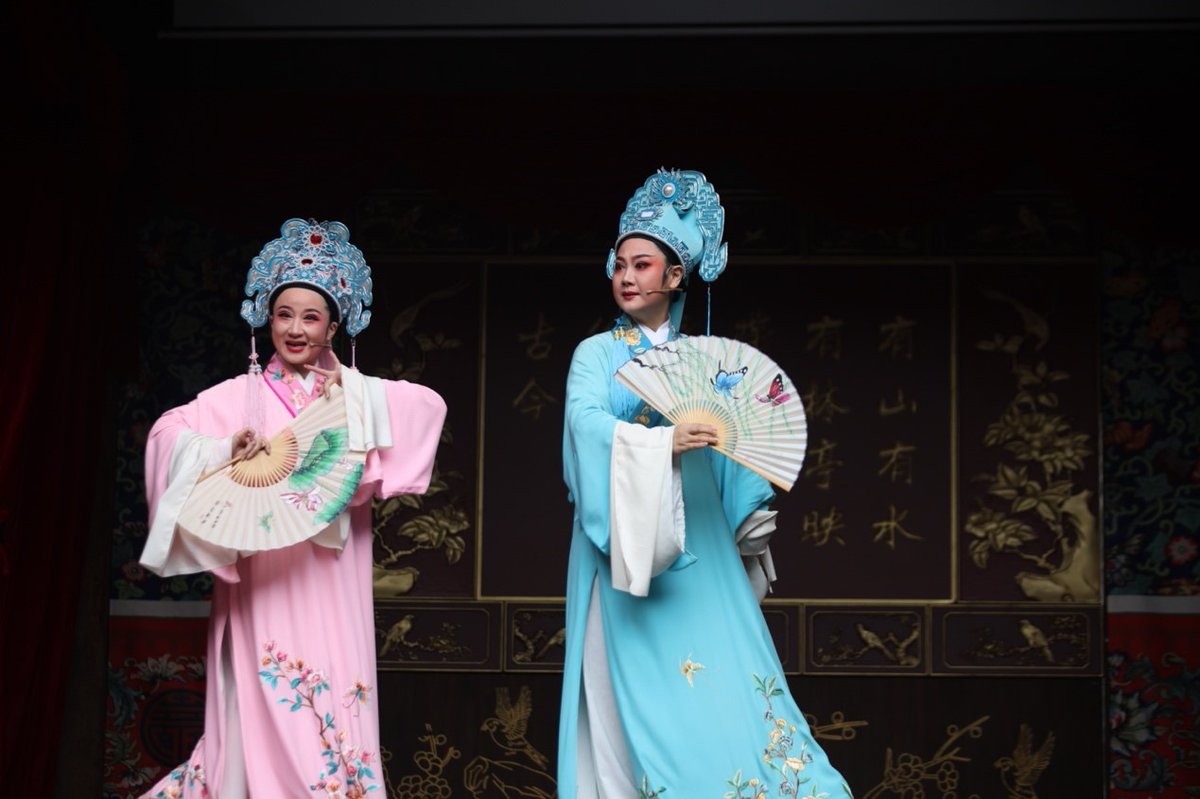 izhejiang's tweet image. #Tonglu county in #Zhejiang is rich in intangible heritage. 10 expats from 9 countries including the US, the UK, Russia and Venezuela toured Shen'ao village in Tonglu on Sept 30, experiencing captivating cultures including Tonglu Paper-cutting and Shaoxing #Opera! 🤩