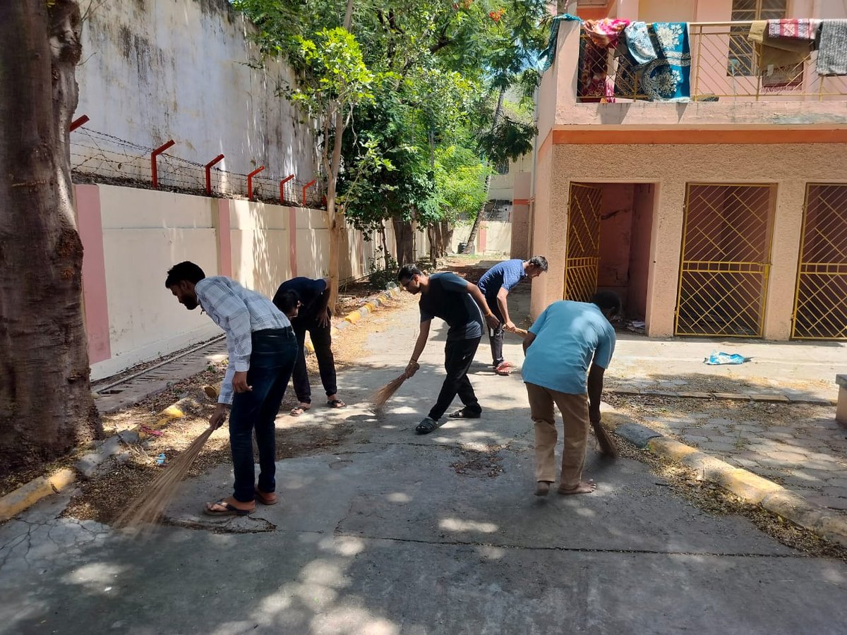 GstSalem's tweet photo. #SwachhBharat Salem GST Commissionerate paid tributes to Mahatma Gandhi on the occasion of Gandhi Jayanthi at the office today and carried Swachhata work campaign as part of SHS- Shramdaan and Janbhagidari. @SwachhBharatGov https://t.co/zU7q2ktgkn