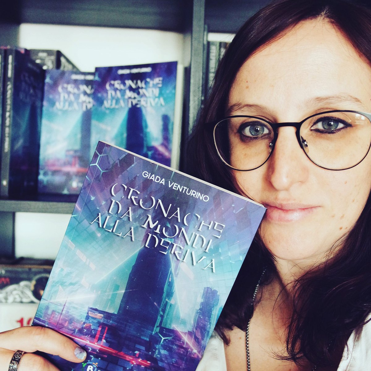 gvgraphica's tweet photo. Grande notizia! "Cronache da Mondi alla Deriva," la mia antologia #cyberpunk che viaggia tra mondi virtuali e distopie futuristiche, ha vinto il Premio Speciale Fantascienza all'8° Concorso Letterario Nazionale #BookTribù! #Fantascienza #Scrittura #PremioLetterario #libri #scifi https://t.co/hGawsp8z1T