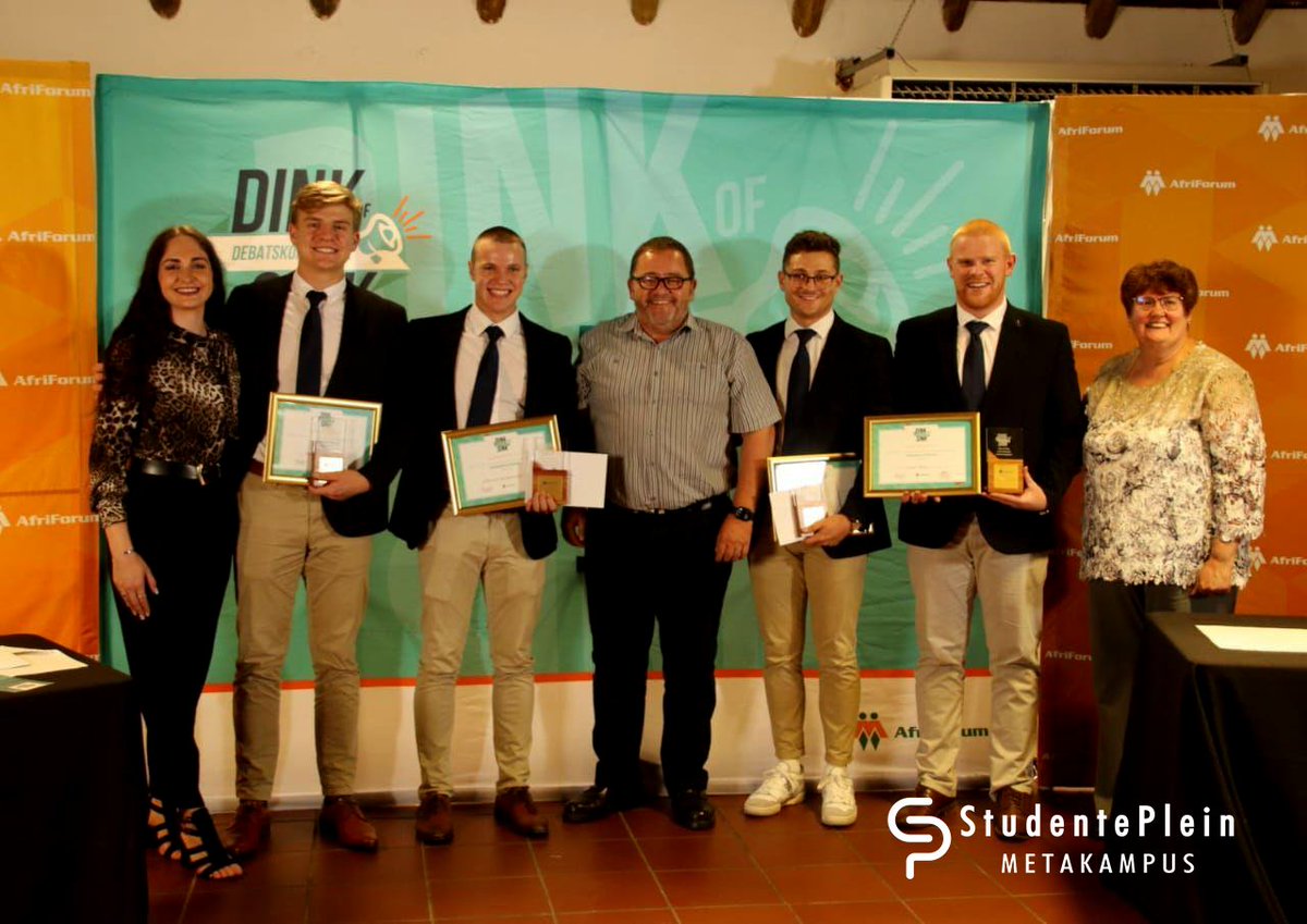 StudentePlein's tweet photo. Die beoordeelaars hoef nie eers twee keer te gedink het oor díe een nie - StudentePlein kraai koning by die 𝘋𝘪𝘯𝘬 𝘰𝘧 𝘚𝘪𝘯𝘬 debatskompitisie! 👏🏆
Daar was nie eers bietjie water getrap nie 😉 Baie geluk aan ons manne! Ons is trots op julle! https://t.co/SJizjkLZ4b