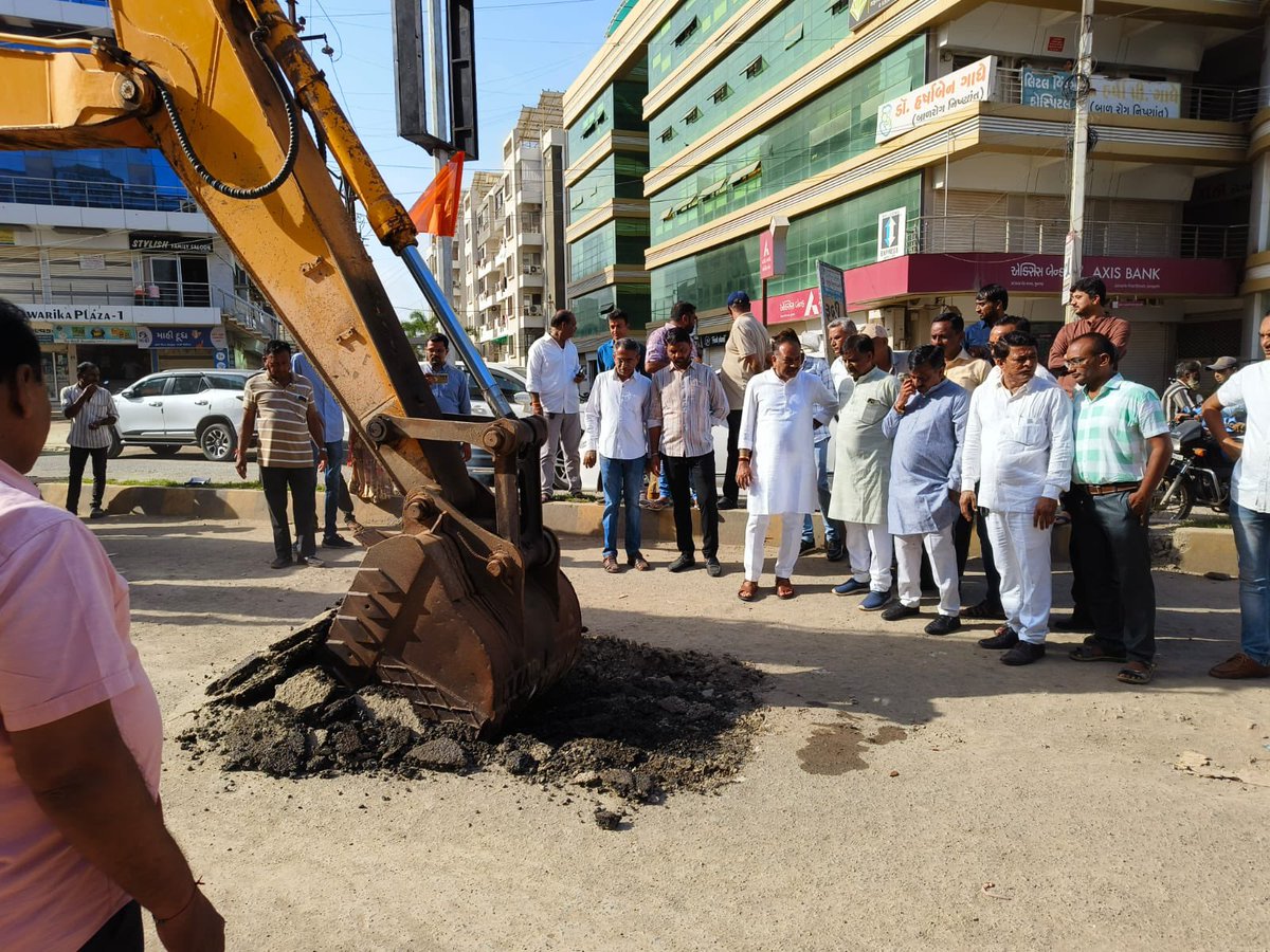 LTrambadia's tweet photo. આજે ઝાંઝરડા ચોકડી ખાતે ઝાંઝરડા રોડનું ખાતમુર્હૂત કર્યું. બહુ જલદી આ રોડ રાહદારીઓ અને મુસાફરો માટે ઉપલબ્ધ થશે એ વાતનો આનંદ અને સંતોષ વ્યક્ત કરું છું. @Sanjay_Koradia @PunitSharma72 @BJP4Gujarat @BJPJunagadhcity https://t.co/kXoK5G6y9P