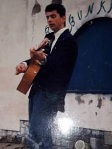 CALASETTA SARDEGNA!!!AVEVO APPENA 17 ANNI E QUALCHE GIORNO DOPO CHE MI VENNE SCATTATA QUESTA  FOTO EMIGRAI A ROMA  ALLA RICERCA DELLA MIA MUSICA! HO FATTO TANTE BATTAGLIE E NE FARO' ANCORA PER RAGGIUNGERE I MIEI SOGNI!! GRAZIE LUCA PER  AVERMELA MANDATA!