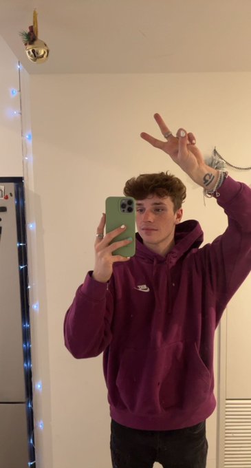 happy birthday 2 me 😇 https://t.co/uexcc3zerK