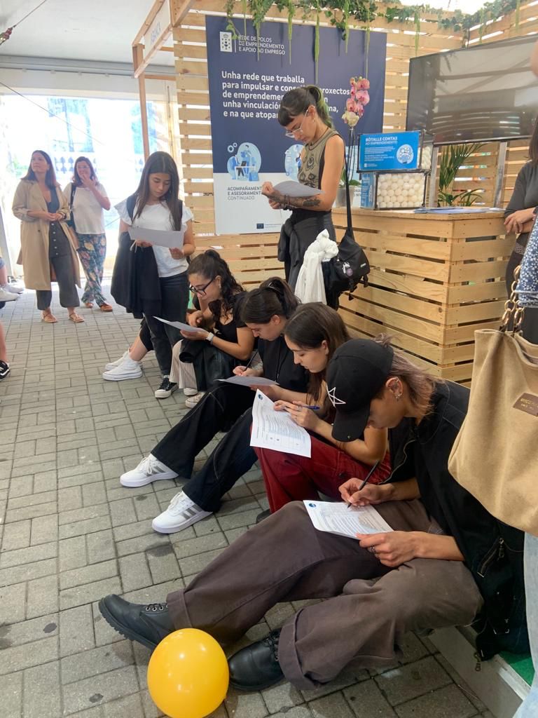 ViveiroIESCotar's tweet photo. O noso alumnado de #emprendedores de Sistemas Microinformáticos participou no #pontupstore compartiendo experiencias e charlas con #emprendores de Galicia grazas á #auladeemprendemento de @Eduemprende e @ViveiroIESCotar Unha xornada do máis interesante! https://t.co/r6jOelImw0
