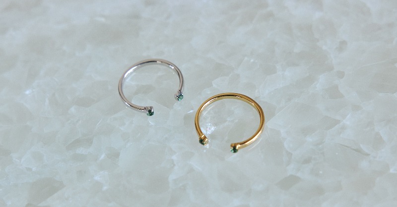 graey_official's tweet photo. 【Autumn item : Fragment】
2つのジルコニアをあしらったリング💍
深いグリーンが癒しを与え、手元が目に入るたびにうっとりしてしまうアイテムです。🌳

#graey #accessories #アクセサリー
