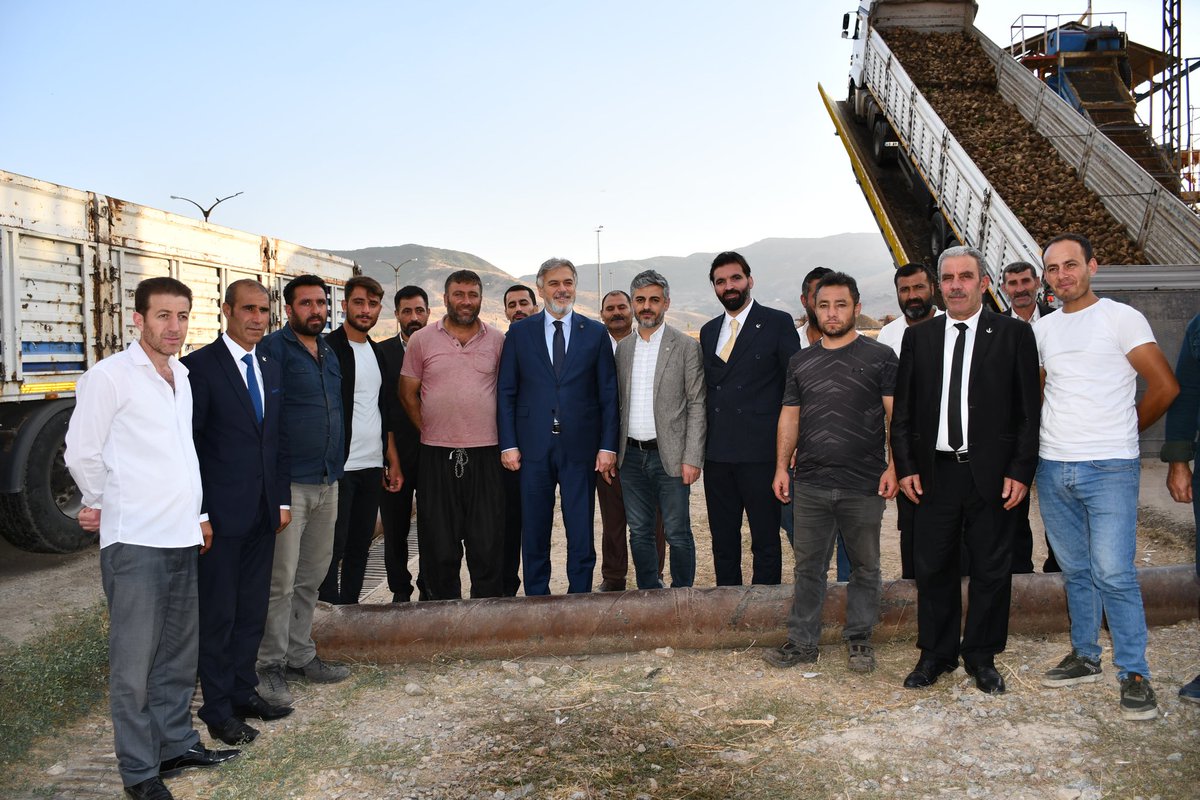 MehmedAltinoz's tweet photo. Erbakan Hocamızın 1978 yılında temelini attığı Muş Şeker Fabrikası'nı İl başkanımız ve yönetimiyle ziyaret ettik. Burada bizleri karşılayan ve ev sahipliği yapan başta fabrika müdürümüz Ercan Koç olmak üzere tüm çalışanlarına bizlere göstermiş oldukları samimiyet için teşekkür ederiz. Çalışan 500 kişinin olması ve yatırımların halen devam etmesi bizleri fevkalade memnun etti. Bu tür tesislerin yaşaması ve yaşatılması için Yeniden Refah Partisi olarak gerek kamu iktisadi teşekküllerimizin gerekse özel sektör tarafından devralınan fabrikaların yaşaması için projelerimiz iktidarımızda da inşallah devam edecek.