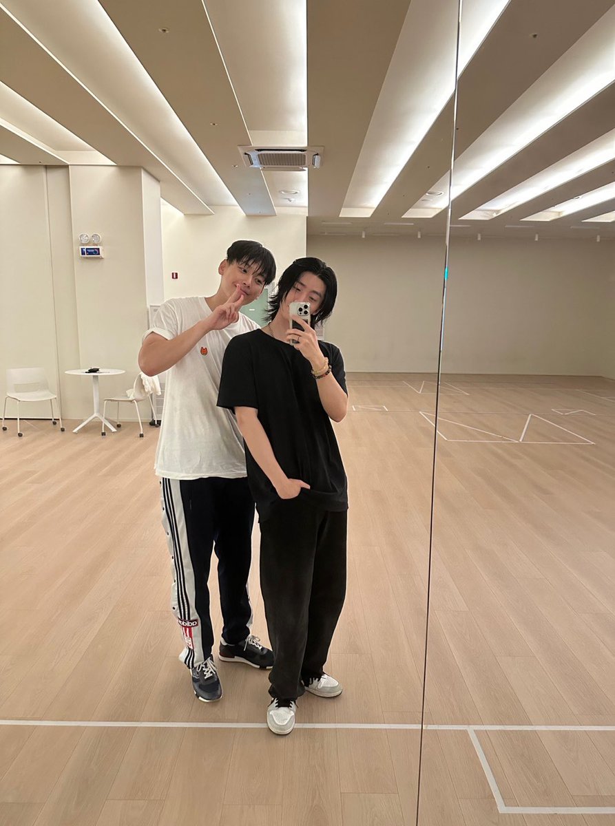 0_rbsl's tweet photo. Kim Bro 😎 https://t.co/AE3wYzAjvP