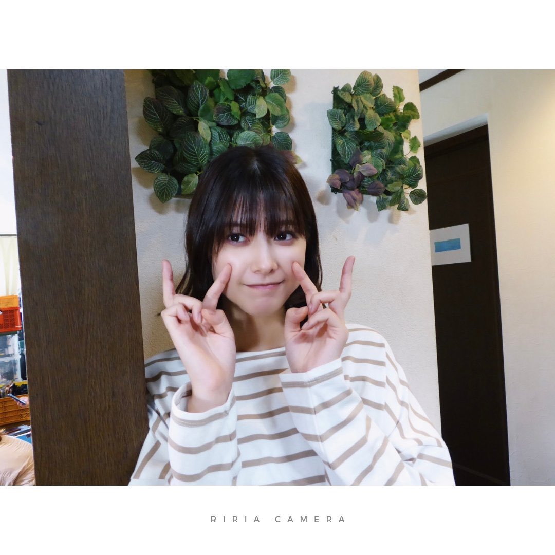 __980727__'s tweet photo. 指を伸ばしきらずにピースするのが渡邉理佐です https://t.co/RuZ1rhHAv7