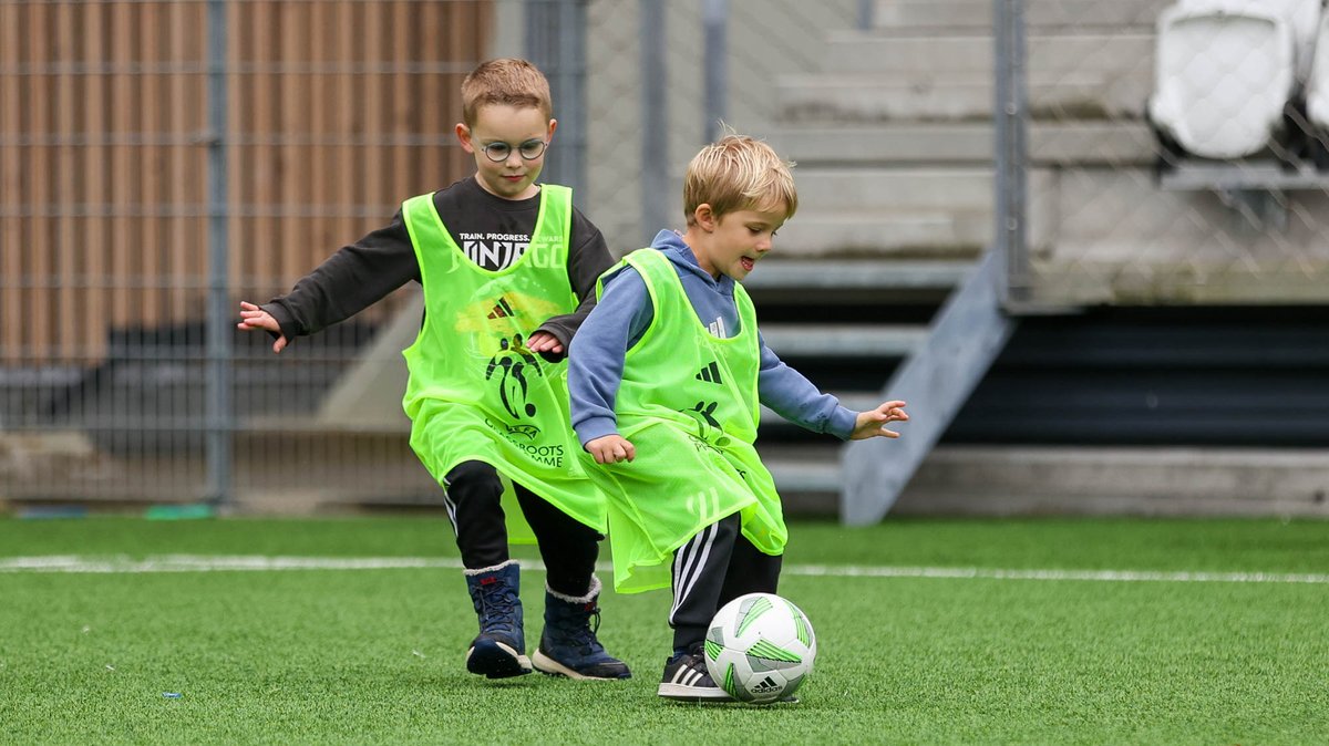 A joy to see our youngest athletes develop a love of sport from an early age ⚽️🥰 The Faroe Islands Football Association is celebrating @UEFA #GrassrootsFootball Week at the national stadium in Tórshavn and around the country! 🇫🇴 📸 Hans Erik Danielsen / FSF