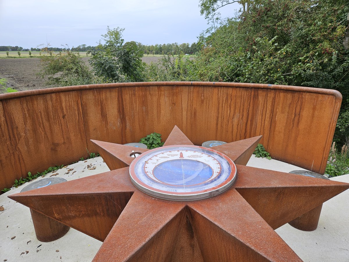 waddensky_nl's tweet photo. Dit is de Lauta-nachttuin in #Wier, #Friesland. Hier kun je de #nacht beleven! Er zijn kasten gemaakt voor #vleermuizen en op de "Stjerrebult" vind je een grote sterrenkaart waarmee je precies kunt zien welke sterren er zichtbaar zijn. Vrij toegankelijk, een bezoek zeker waard! https://t.co/4FoyQjr8PT