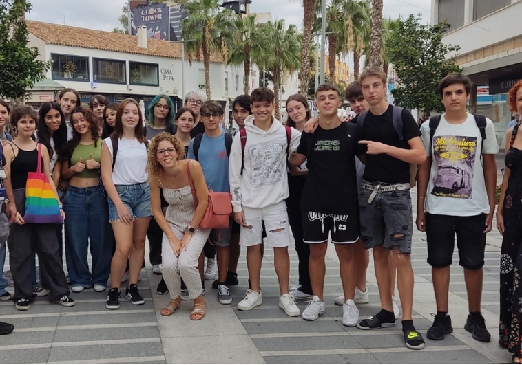 🎓🌟 Los alumnos de 3º ESO del instituto Playamar se convierten en guías turísticos de Torremolinos gracias a su profesora de Historia, Lena García. ¡Descubre su página web y vídeos! 🗺️🌊 #EducaciónPatrimonial #TurismoTorremolinos
blogsaverroes.juntadeandalucia.es/gbellasartesma…
