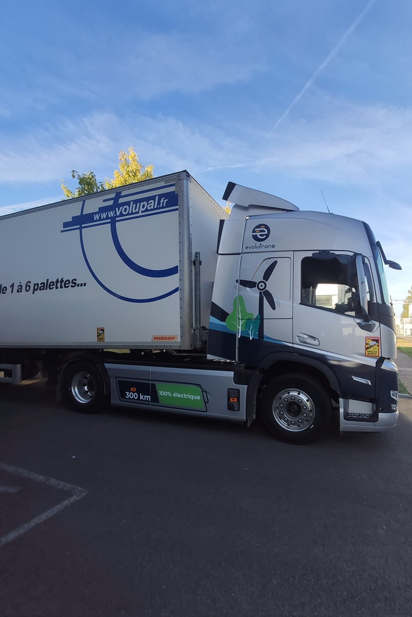 Remy_Devaureix's tweet photo. Première livraison d'un camion électrique ce matin. Le chauffeur semblait ravi de son tracteur. https://t.co/x0kPi26Jcm