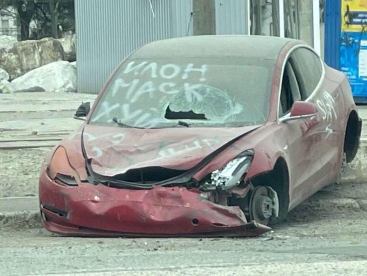 NoahBrooks99's tweet photo. This Tesla was destroyed by Russians in Mariupol. They wrote “Elon is a dick”.
Even the Russians hate you @elonmusk https://t.co/6y7oyBFcGy