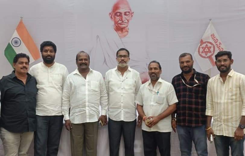 teamkotte's tweet photo. గాంధీ జయంతి, లాల్ బహదూర్ శాస్త్రి గారి జయంతి సందర్భంగా మచిలీపట్నంలో నివాళులు అర్పించిన జనసేన పార్టీ అధ్యక్షులు శ్రీ పవన్ కళ్యాణ్ గారు..

#GandhiJayanti 
#LalBahadurShastriJayanti 
@KotteVenkatesw3 @JanaSenaParty @PawanKalyan @mnadendla @NagaBabuOffl  @KSSRaoJSP https://t.co/JHDuqm1cAg