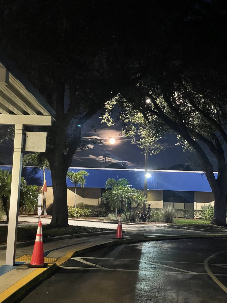aprilmk4's tweet photo. What did your Friday look like? Ours was FULL of light. #fullmoon #beautifulstart https://t.co/qiZWlJXL5n