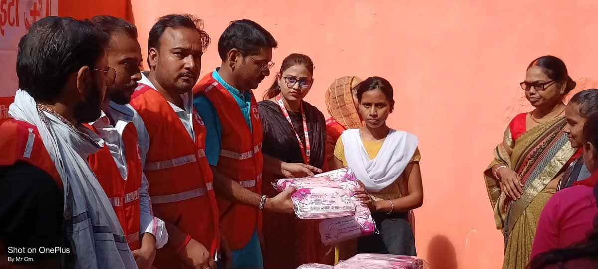 Redcrossballia's tweet photo. बलिया के सगरपाली ग्राम सभा में जरूरमंद युवतियों व महिलाओं के बीच रेडक्रास के चेयरमैन @SanjayG_BJP जी के नेतृत्व में सेनेटरी पैड का वितरण कर स्वच्छता के प्रति जागरूक किया गया।
मुख्य रूप से आजीवन सदस्य @nandinisinghup @abhishekraiup अम्बरीष ओझा आदि उपस्थित रहे��� @brajeshpathakup https://t.co/ByiyCTVMk9