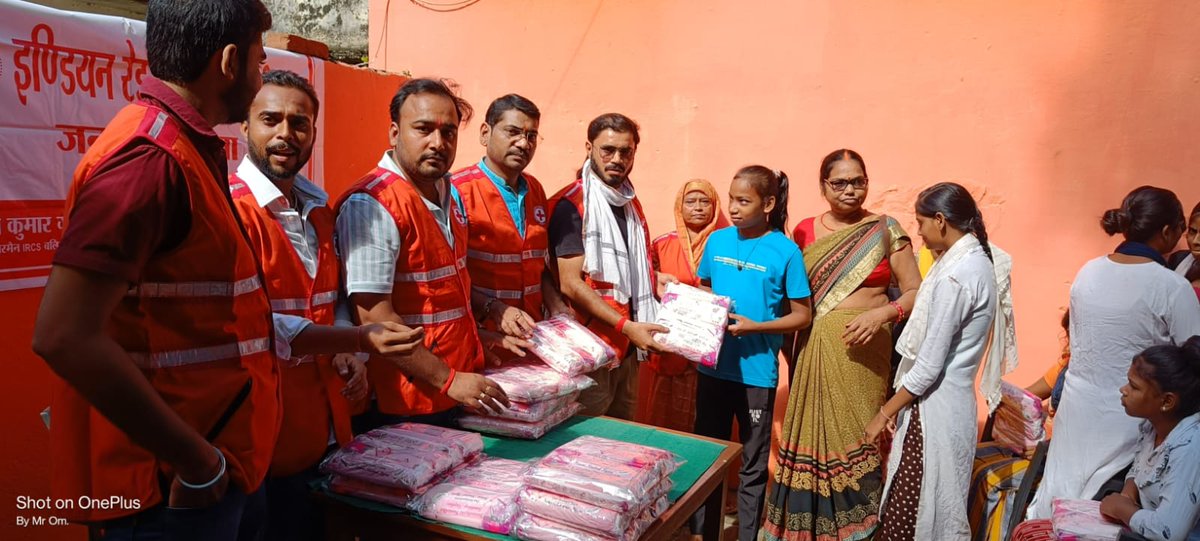 Redcrossballia's tweet photo. बलिया के सगरपाली ग्राम सभा में जरूरमंद युवतियों व महिलाओं के बीच रेडक्रास के चेयरमैन @SanjayG_BJP जी के नेतृत्व में सेनेटरी पैड का वितरण कर स्वच्छता के प्रति जागरूक किया गया।
मुख्य रूप से आजीवन सदस्य @nandinisinghup @abhishekraiup अम्बरीष ओझा आदि उपस्थित रहे��� @brajeshpathakup https://t.co/ByiyCTVMk9