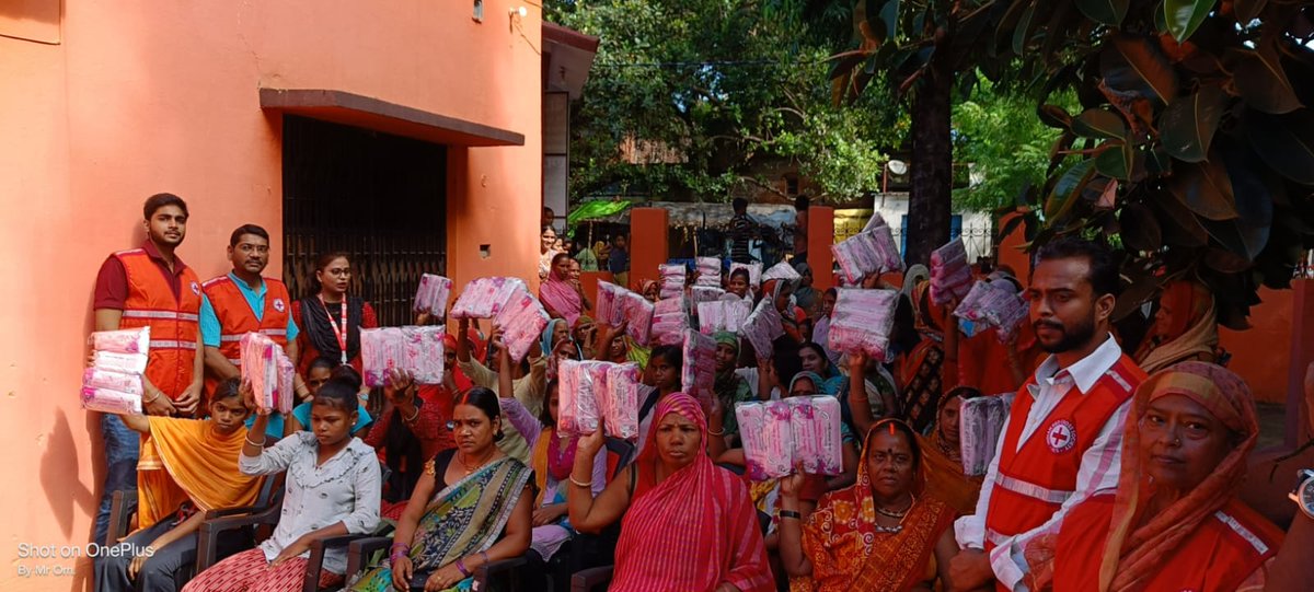Redcrossballia's tweet photo. बलिया के सगरपाली ग्राम सभा में जरूरमंद युवतियों व महिलाओं के बीच रेडक्रास के चेयरमैन @SanjayG_BJP जी के नेतृत्व में सेनेटरी पैड का वितरण कर स्वच्छता के प्रति जागरूक किया गया।
मुख्य रूप से आजीवन सदस्य @nandinisinghup @abhishekraiup अम्बरीष ओझा आदि उपस्थित रहे��� @brajeshpathakup https://t.co/ByiyCTVMk9