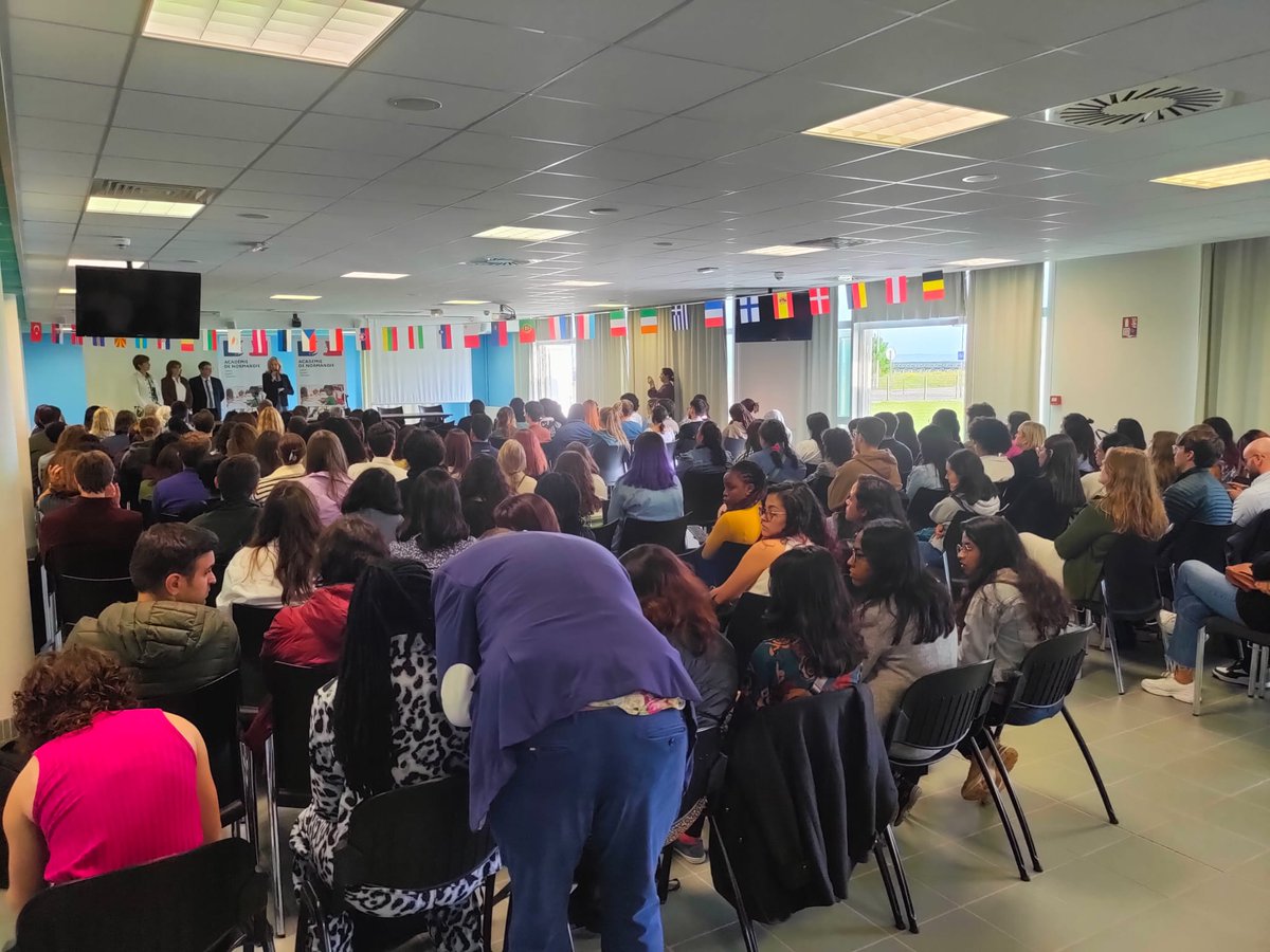 ac_normandie's tweet photo. Accueil des 180 assistants de langues vivantes étrangères dans l'@ac_normandie. 
Véritables ambassadeurs de leur langue et de leur culture, les assistants de langues vivantes étrangères constituent pour les élèves une véritable fenêtre sur le monde.

#Ouverture https://t.co/RnYeL0X1Ye