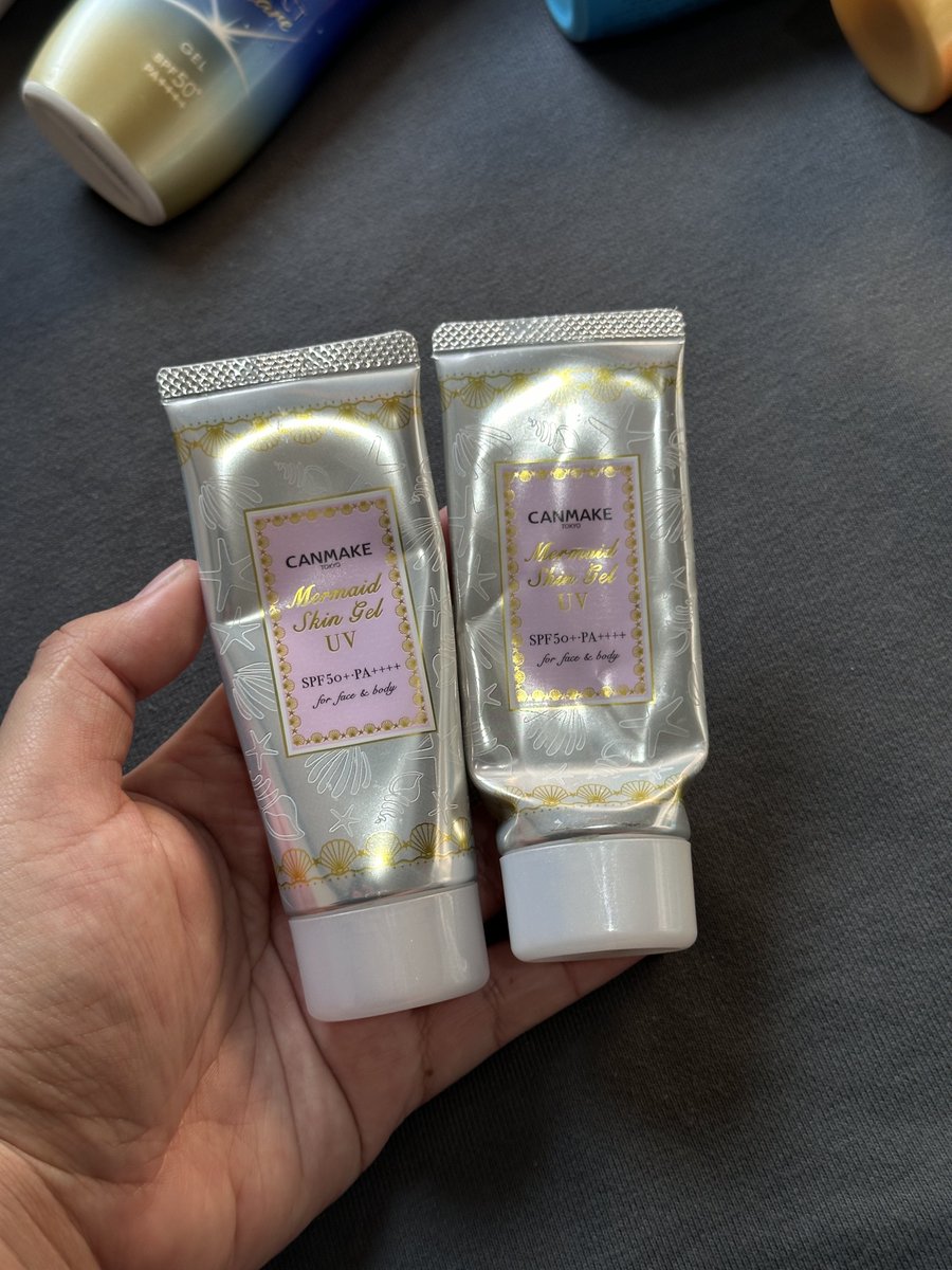 sukaskincarean's tweet photo. Kalo pengen cari sunscreen yang harganya affordable, isinya banyak dan proteksinya oke. Serahkan pada sunscreen sunscreen Jepang.

Asli, ketagihan banget pakai sunscreen jepang tuh 😭👍🏻 teksturnya ringan, gampang meresap, nggak bikin kusem.

Favorit aku: canmake 🫶🏻 https://t.co/50HaaBCKKM