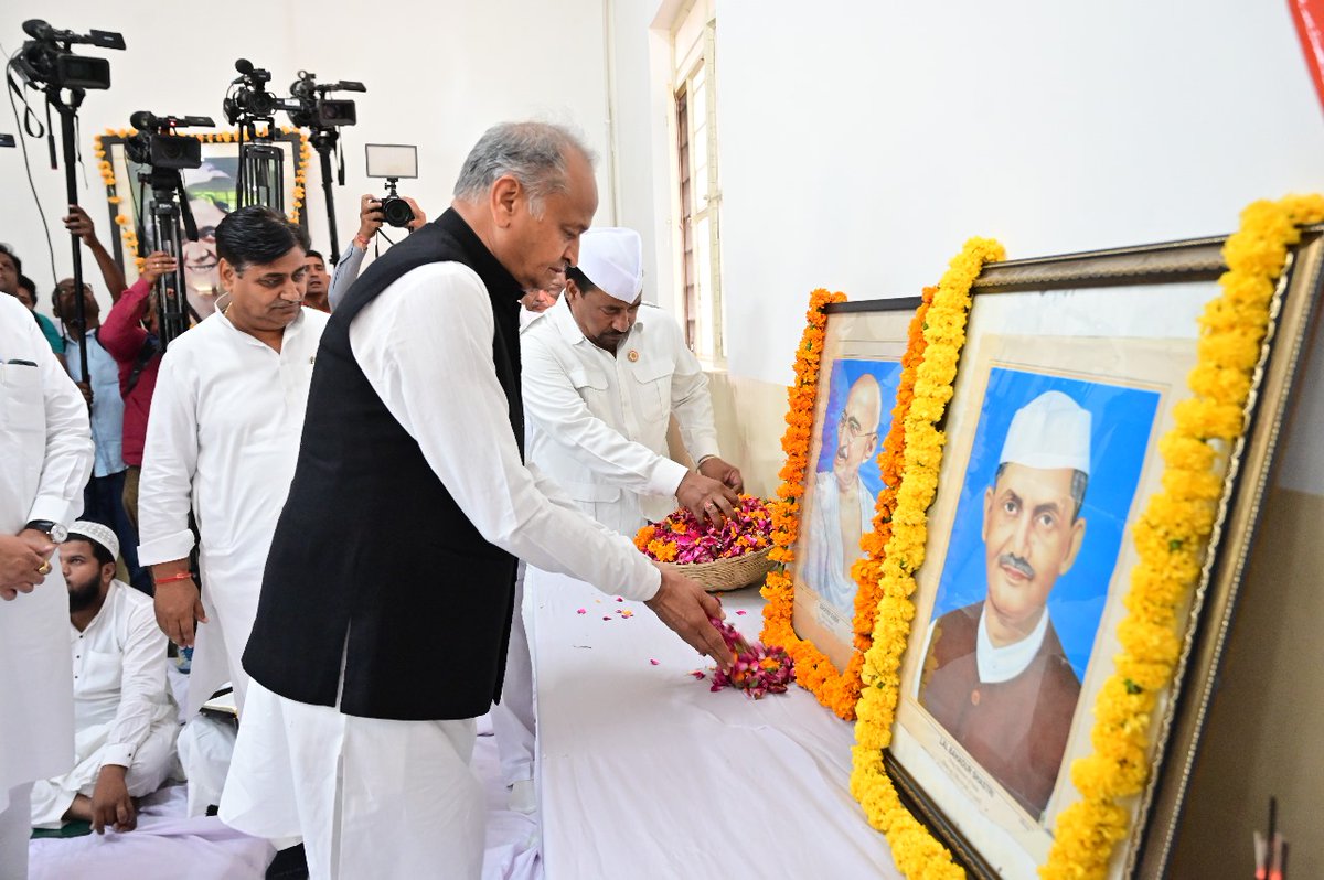 INCRajasthan's tweet photo. राष्ट्रपिता महात्मा गांधी जी एवं पूर्व प्रधानमंत्री स्व. लाल बहादुर शास्त्री जी की जयंती पर पीसीसी में कांग्रेस प्रभारी श्री सुखजिंदर सिंह रंधावा जी, मुख्यमंत्री श्री अशोक गहलोत जी, कांग्रेस प्रदेशाध्यक्ष श्री गोविन्द सिंह डोटासरा जी और अन्य कांग्रेस नेताओं ने बापू की प्रतिमा पर पुष्प अर्पित कर नमन किया।