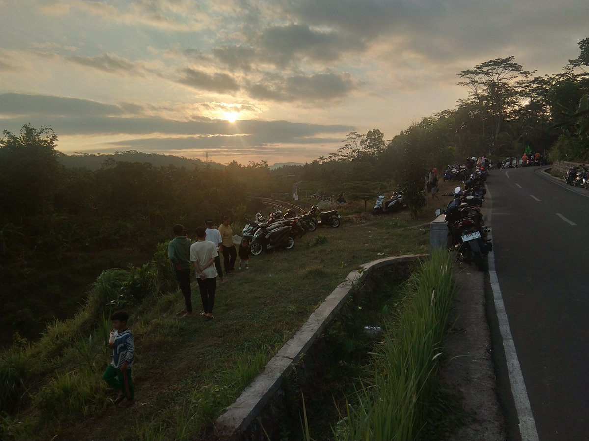 singamriehusen's tweet photo. Mohon untuk di benahi, dan di beri pengaman, sebelum terjadi hal yg tidak di inginkan @keretaapikita https://t.co/v9G1rm9i4u