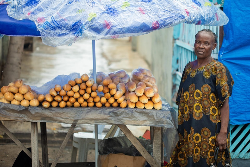 des_changement's tweet photo. Leur #histoire est un #témoignage qui atteste que la #population #contribue à la #transformations des chaines de valeur à travers leurs entreprises.
À la découverte des #femmes #entrepreneurs en #RDC #femmeforte qui mènent un changement voilà le vrai changement l'indépendance https://t.co/D116SK4HUP