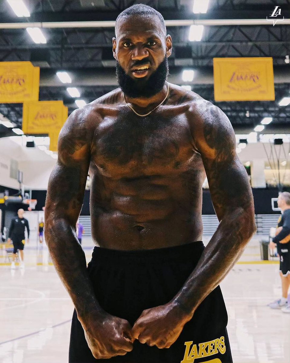 VintsageWrite's tweet image. slikouronlife.co.za/song/300158/23… #23onLebronJames track 8 #18kmToJozi EP