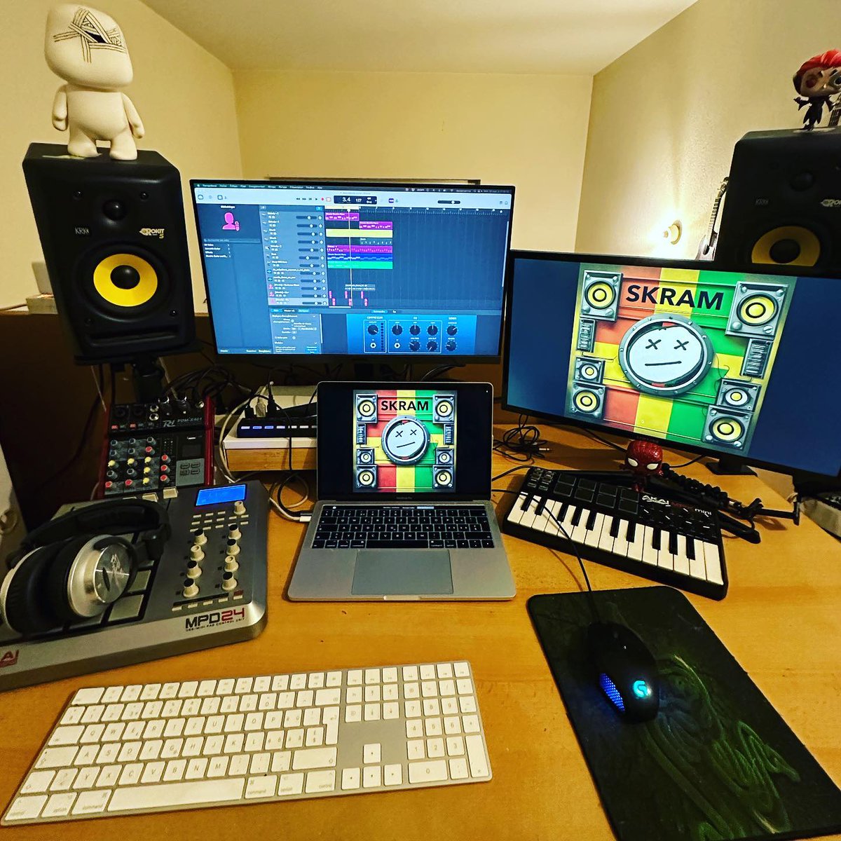SkramDub's tweet photo. Homestudio final setup 😃

#homestudio #music #musicproduction #beatmaking #beatmaker #dub #reggae #reggea #chill #GoodVibes #creators #Studio #musician #Musicverse https://t.co/JbZHybH3Zn