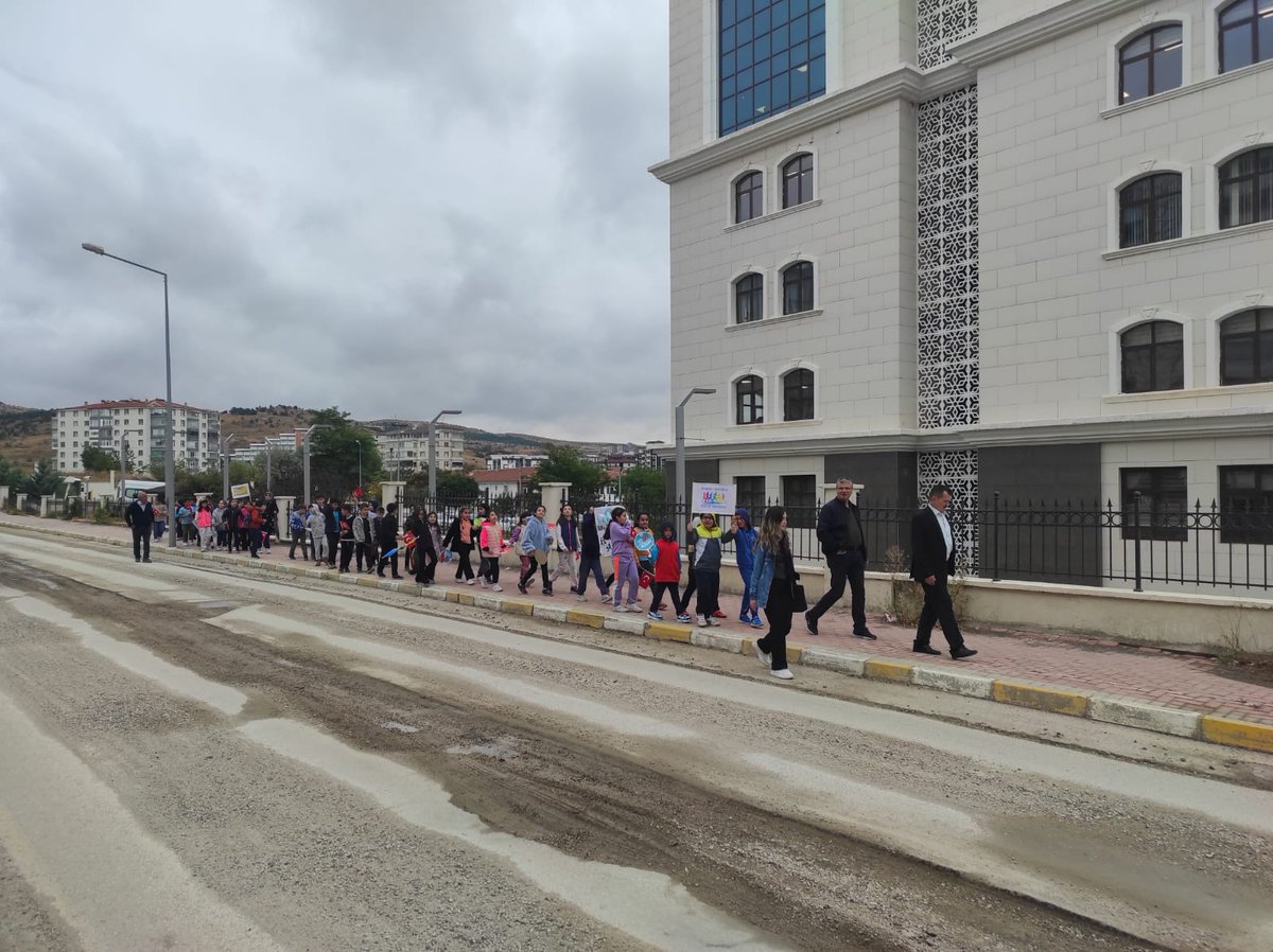 <a href="/tcmeb/">Millî Eğitim Bakanlığı</a> <a href="/Yusuf__Tekin/">Yusuf Tekin</a> <a href="/meb_dhgm/">Destek Hizmetleri Genel Müdürlüğü</a> <a href="/mebisgb/">İşyeri Sağlık ve Güvenlik Birimi Daire Başkanlığı</a> <a href="/ozkan_meb/">Özkan AVCI</a> Yozgat isgb olarak dünya yürüyüş günü kapsamında öğrencilerimize hareketli yaşam bilincini vermek için yürüyüş etkinliği düzenledik🤗