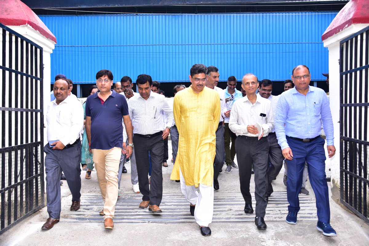 dswlkouniv's tweet photo. परिसर में स्थित गांधी जी की मूर्ति पर श्रद्धांजलि देने के उपरांत माननीय कुलपति प्रॉफ़ आलोक कुमार राय परिसर का निरीक्षण करते लाल बहादुर शास्त्री छात्रावास पहुँचे । वहाँ माँ सरस्वती जी के दर्शन करने उपरांत उन्हों��े शास्त्री जी की मूर्ति पर श्रद्धा सुमन अर्पित किए l https://t.co/uqV17BsBex