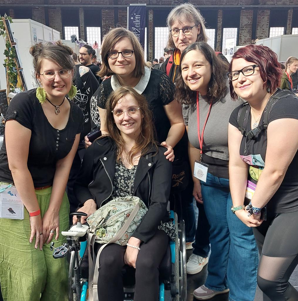 Wie immer bei Messen mit Verkauf habe ich viel zu wenige Fotos gemacht und zu wenig gepostet 🙈

Nun ist die #BuchBerlin vorbei, ich bin auf dem Heimweg und mag nochmal allen Danke sagen, die ich so gezroffen habe :D